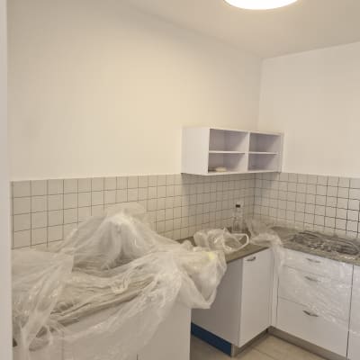 מטבח מכוסה בניילון לקראת צביעה