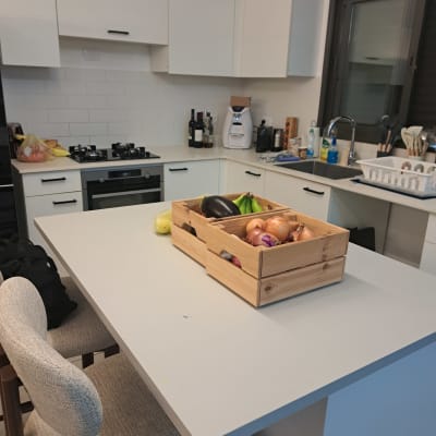 מטבח מאורגן עם ירקות על השיש