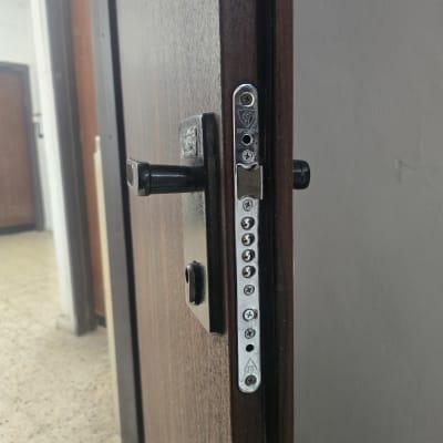 מנעול דלת עם בריחים ומנגנון נעילה