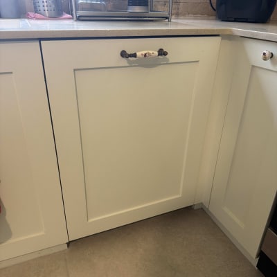 ארונות מטבח עם ידיות דקורטיביות ומשטח עבודה