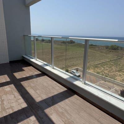 מרפסת עם רצפה רטובה ונוף לים