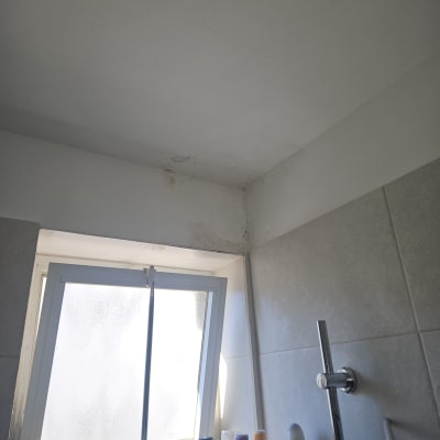 רטיבות בתקרה ליד חלון בחדר אמבטיה