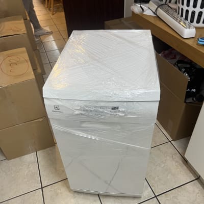 מכונת כביסה עטופה בניילון עם קופסאות מסביב