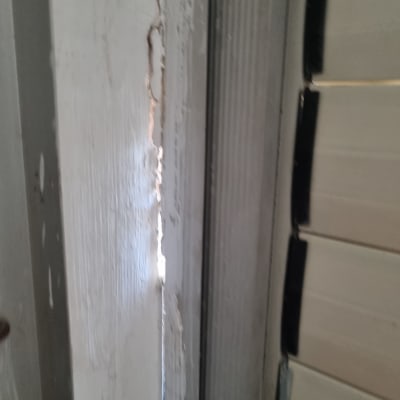 סדק בעץ ליד מסגרת מתכתית