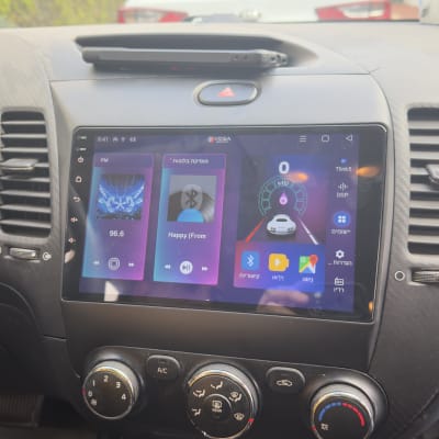 מערכת מולטימדיה ברכב עם מסך מגע ותצוגת רדיו