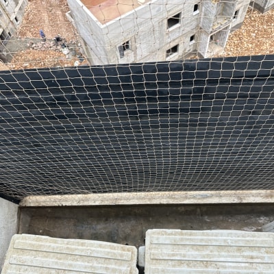 רשת הגנה מותקנת באתר בנייה למניעת כניסת יונים