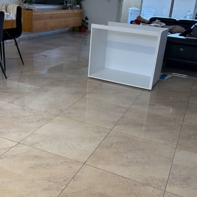 ארון לבן על רצפת קרמיקה בסלון מודרני