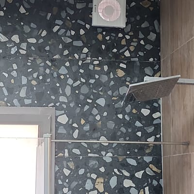 מאוורר תקרה מותקן על קיר בחדר אמבטיה