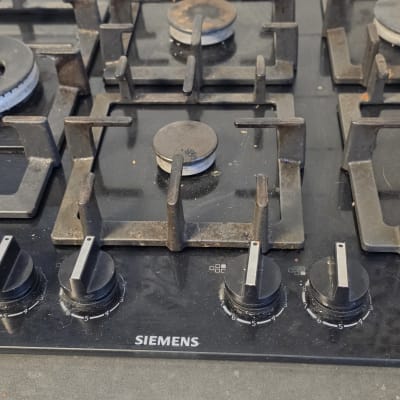 כיריים גז חמישה מבערים מתוצרת סימנס מותקנות במטבח