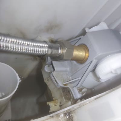 צינור מתכת מחובר לשסתום פלסטיק אפור