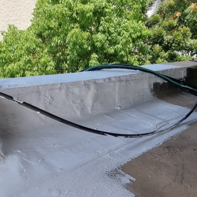 איטום גג עם חומר לבן וכבלים שחורים