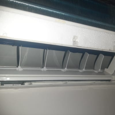 תקריב של תריסי מזגן פתוחים עם צלעות קירור