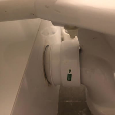 צינור ביוב לבן עם חיבורי פלסטיק