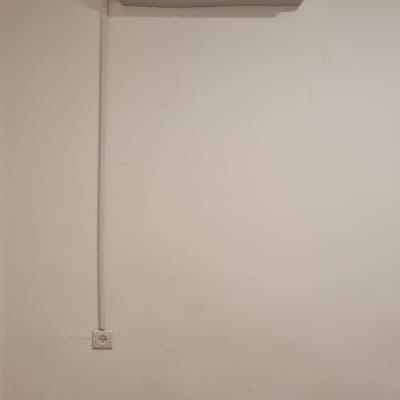 מזגן מותקן על קיר לבן עם תצוגת טמפרטורה