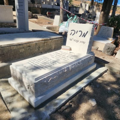 מצבת שיש ואבן בהירה בבית עלמין עם בית נר וכיתוב מוקפד