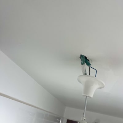 תקרה צבועה בלבן עם חוטי חשמל חשופים