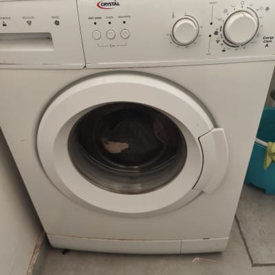 מכונת כביסה עם כפתורים ולוח בקרה