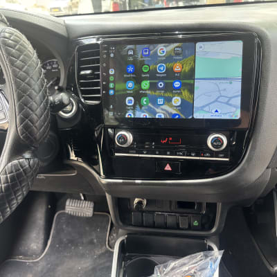 מסך מגע ברכב עם אפליקציות ניווט ומולטימדיה