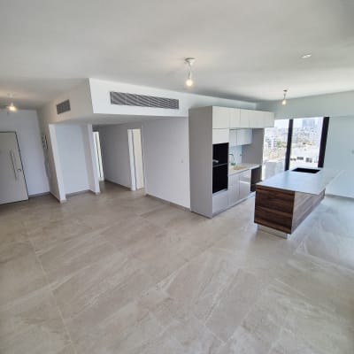 דירה ריקה עם מטבח מודרני ורצפת אריחים