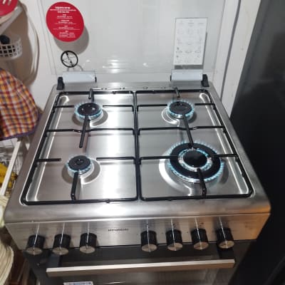 כיריים גז עם ארבעה מבערים דולקים