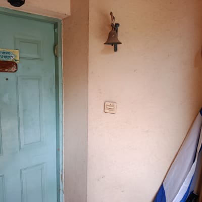 דלת עם שלט, פעמון וקופסת חשמל
