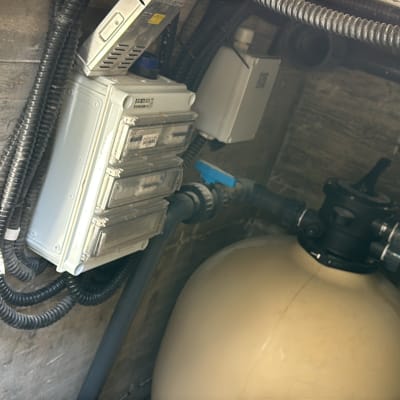 ארון חשמל עם כבלים וצינורות