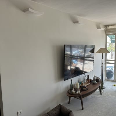 קיר צבוע בלבן עם טלוויזיה תלויה