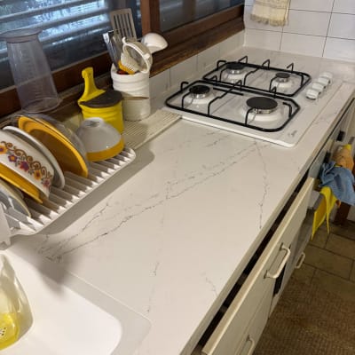 משטח עבודה במטבח עם כיור וכיריים