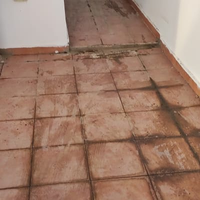 אדם עומד ליד מכשיר על רצפת מרפסת מרוצפת