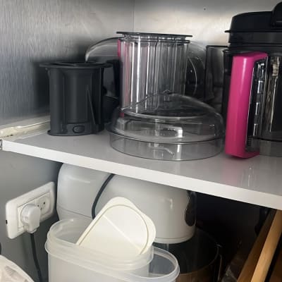 מדפים עם מכשירי מטבח וכלי פלסטיק