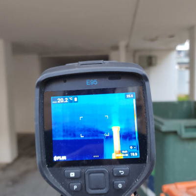 מד חום תרמי מציג תמונה עם אזור חם