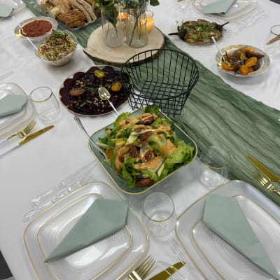 שולחן ערוך עם מנות קייטרינג וסכו"ם זהוב