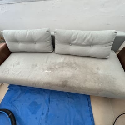 ספה עם כתמים, שואב אבק וצינור ניקוי