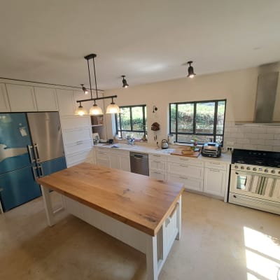 מטבח עם מקרר, תנור וכיור