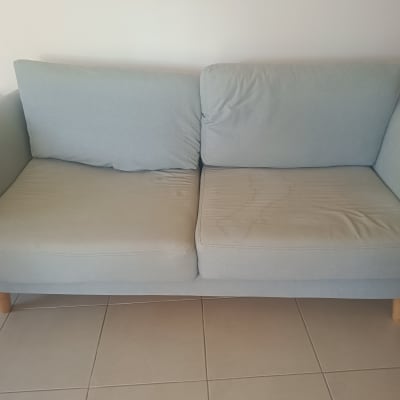 ספה עם כתמים על הריפוד