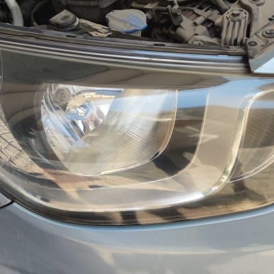 פנס קדמי של רכב עם מכסה מנוע פתוח