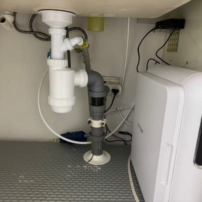 מערכת סינון מים מתחת לכיור עם צנרת וחיבורים