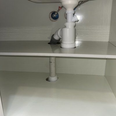 כיור עם צנרת מתחת לארון מטבח