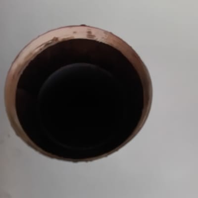 צינור עגול פתוח על רקע לבן