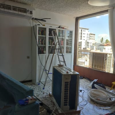 מערכת מיזוג אוויר מפורקת עם צינורות וכלים