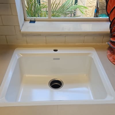 כיור מותקן על משטח שיש במטבח