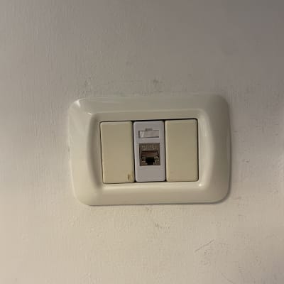 שקע רשת בקיר עם כיסוי לבן