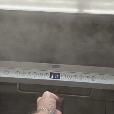 יד פותחת מדיח כלים עם תצוגה דיגיטלית