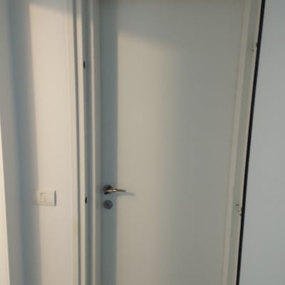 דלת לבנה עם ידית מתכת כסופה