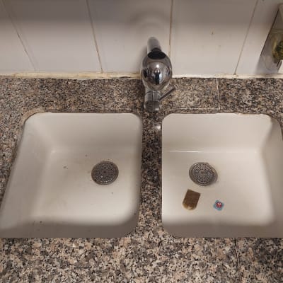 שיש גרניט עם כיורים כפולים וברז כרום