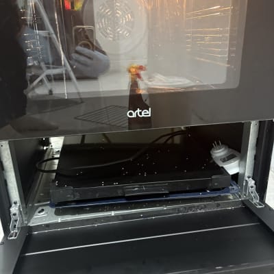 תנור פתוח עם מגש ופירורים, בקבוק תרסיס לניקוי