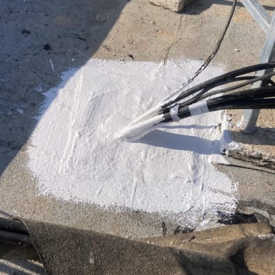 אזור אטום בחומר לבן עם כבלים חשמליים