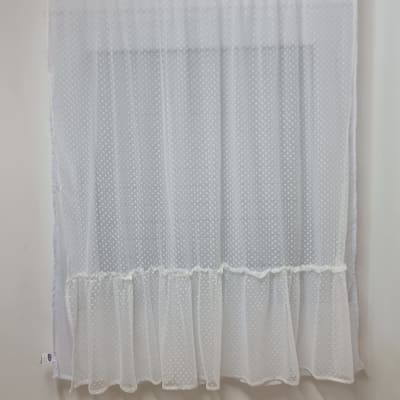 וילון לבן תלוי על קיר לבן