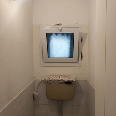 חלון אלומיניום קטן עם זכוכית חלבית