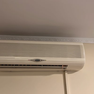 מזגן מותקן על קיר פנימי